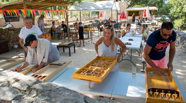 jeux en bois au camping la cigaliere